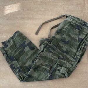 Sanctuary by Anthropologie camo cargo capri linen pants